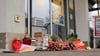 Vor dem Geschäft Megamix in Markdorf haben am Montag zahlreiche Menschen als Zeichen der Anteilnahme Blumen abgelegt und Kerzen entzündet.