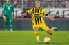 Nico Schlotterbeck von Borussia Dortmund spielt den Ball.