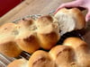 Goldbraun und duftig: Frisch gebackenes Tessiner Brot. Das Rezept dafür ist tatsächlich leicht umzusetzen.