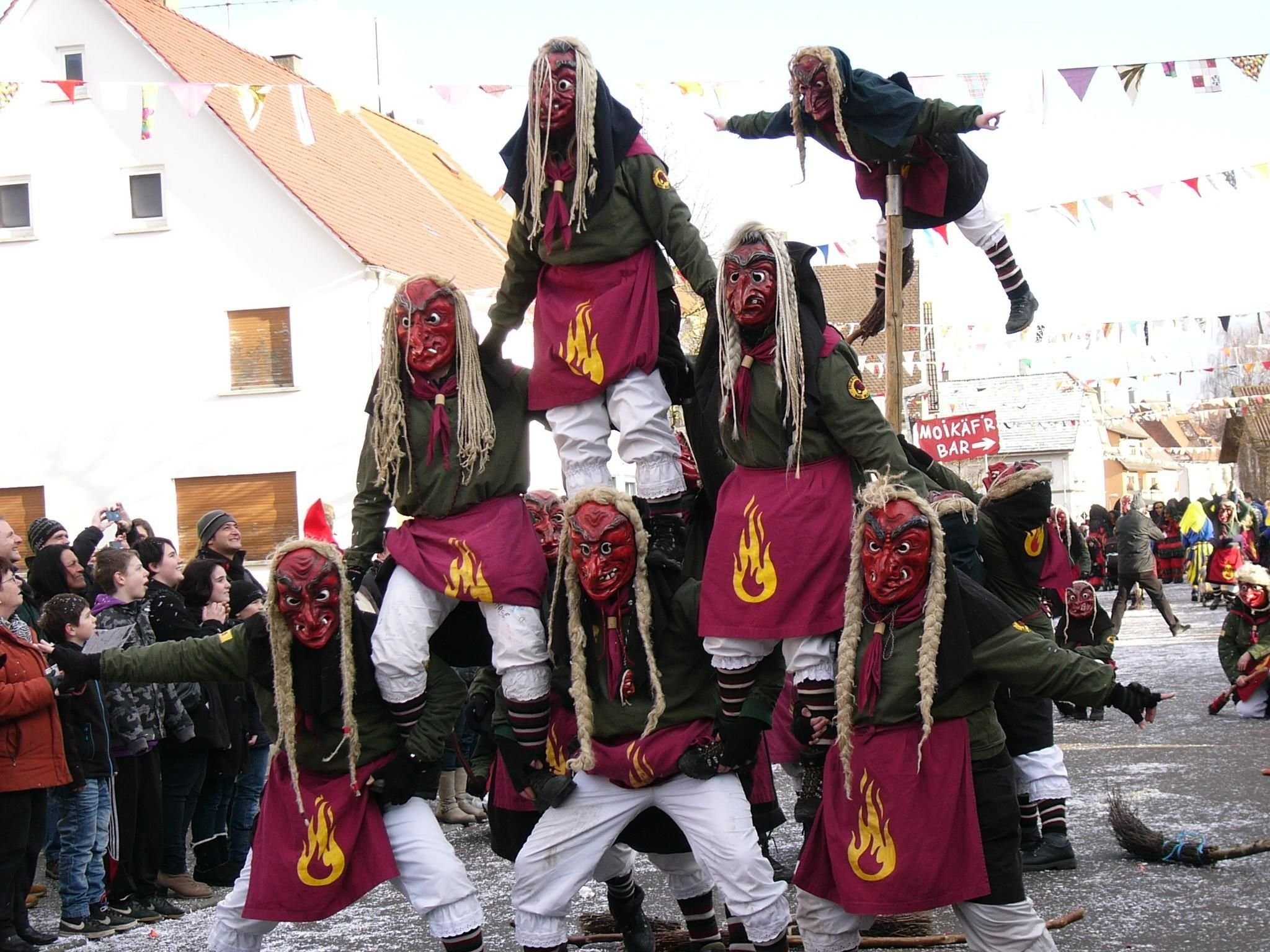 Feuerhexen beim Rosenmontagszug dabei