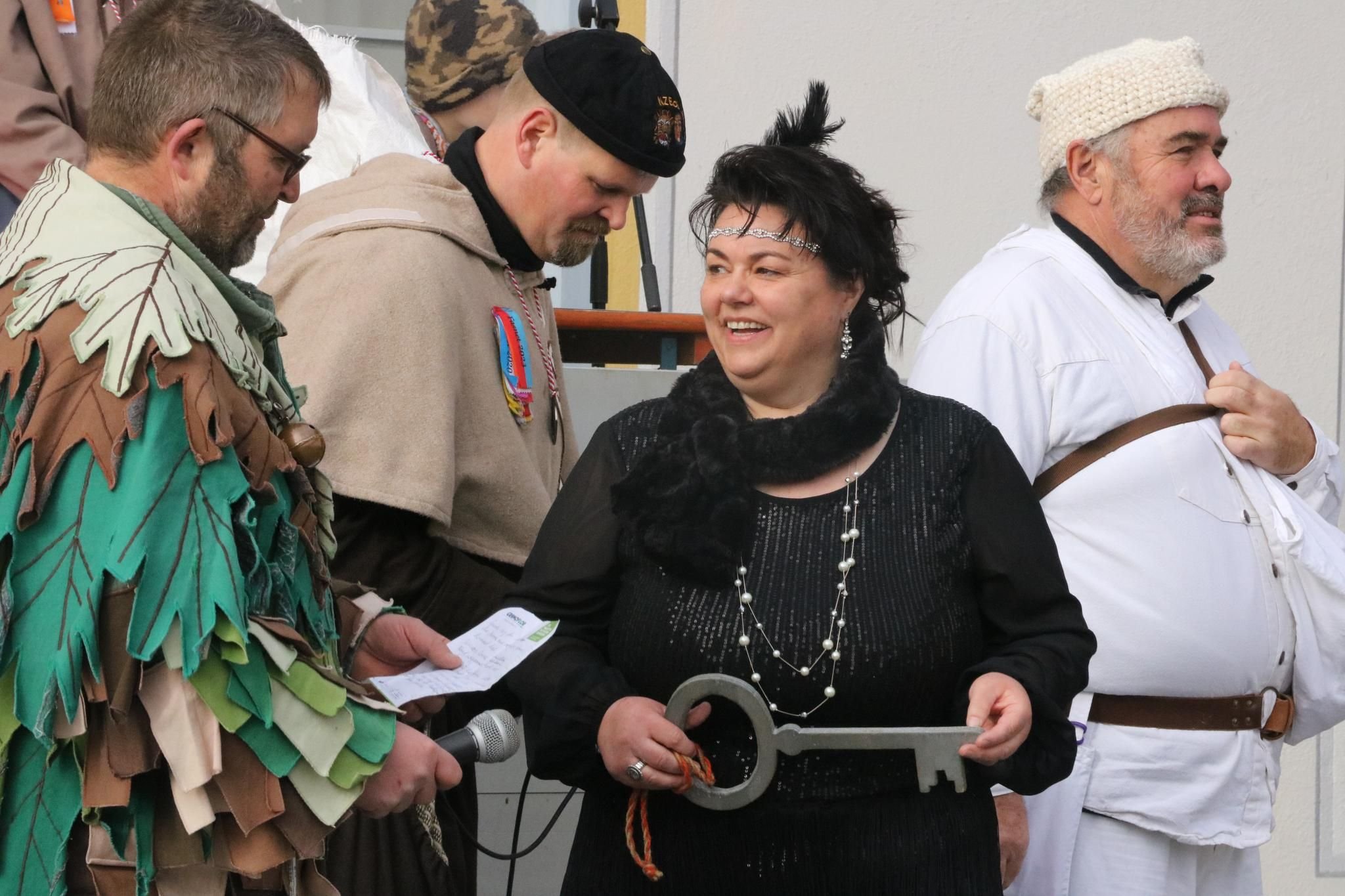 Roter Narren stürmen das Rathaus