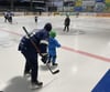 Unter professioneller Anleitung können die Kinder die ersten Schritte auf dem Eis wagen.