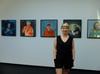 Kathrin Landas größtes Projekt bislang sind Auftragsarbeiten für die Stiftung Liebenau. Hier vor Bildern der Porträtreihe „Menschen in der Stiftung Liebenau“.