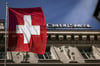 «Alle haben Angst vor dem Kollaps»: Die Flagge der Schweiz weht neben dem Logo der Schweizer Bank Credit Suisse in Luzern.