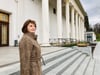 Valentina Juschina vor dem Kurhaus in Baden-Baden. Vor 30 Jahren kam sie aus Moskau in die Stadt. Die politische Entwicklung und das Fernbleiben der Russen gehen ihr zu Herzen.
