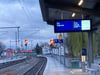 Die Anzeigen am Reutiner Bahnhof in Lindau halten am Montagmorgen nicht, was sie versprechen. Von fahrenden Zügen ist keine Spur.