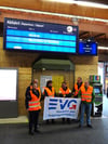 Eine kleine, gut gelaunten Gruppe von Eisenbahnerinnen und Eisenbahner der EVG streikt am Montag am Bahnhof Lindau-Insel.