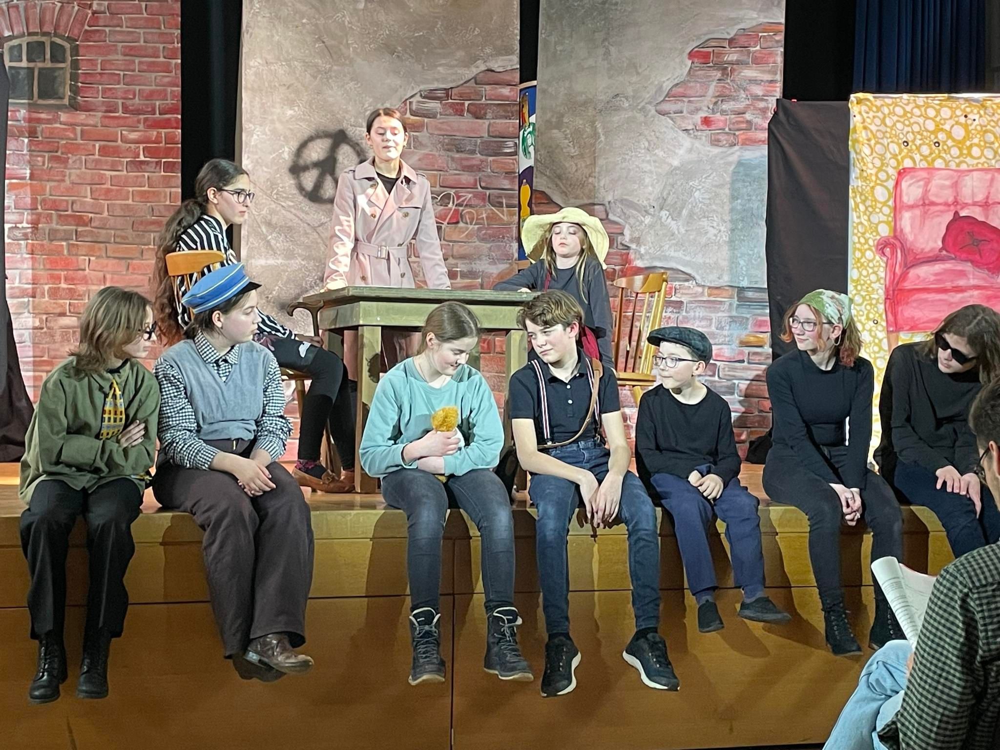 Theater AG begeistert mit „Emil und die Detektive“