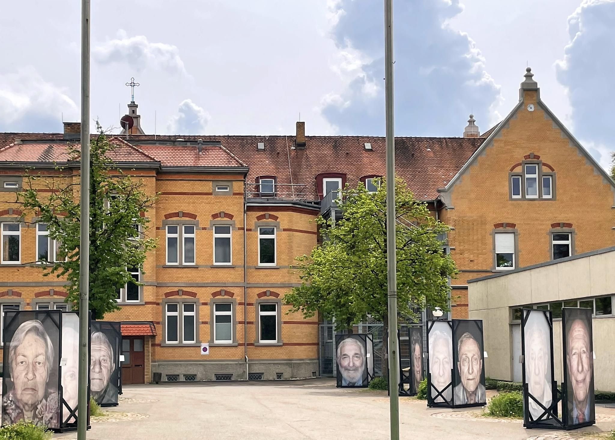 Fotoausstellung „Gegen Das Vergessen“ Auf Dem Schulhof Der Beruflichen ...