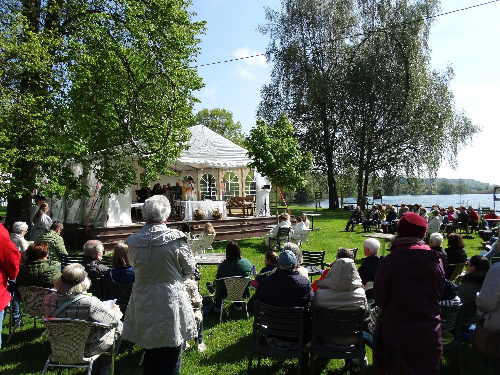 Christi Himmelfahrt unter freiem Himmel am See gefeiert