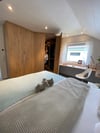 Ab in den Schrank: Eine Ankleide ist in den Einbauschrank im Schlafzimmer integriert.