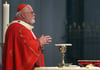 Kardinal Reinhard Marx steht bei einem Gottesdienst im Liebfrauendom am Altar.