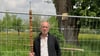 Künstler Bernhard Schmid aus Rettenbach im Kreis Günzburg würde den Torso der Wielandlinde (im Hintergrund) gern in ein Kunstwerk verwandeln; neben ihm eines der Kunstwerke, die er aus dem Jakob-Fischer-Urbaum geschaffen hat, mit dem Titel „Stammbaum“.