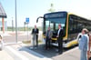 Landrat Heiner Scheffold eröffnet die neuen Regiobuslinien mit Verkehrsminister Winfried Herrmann und Laichingens Bürgermeister Klaus Kaufmann am Albbahnhof Merklingen.