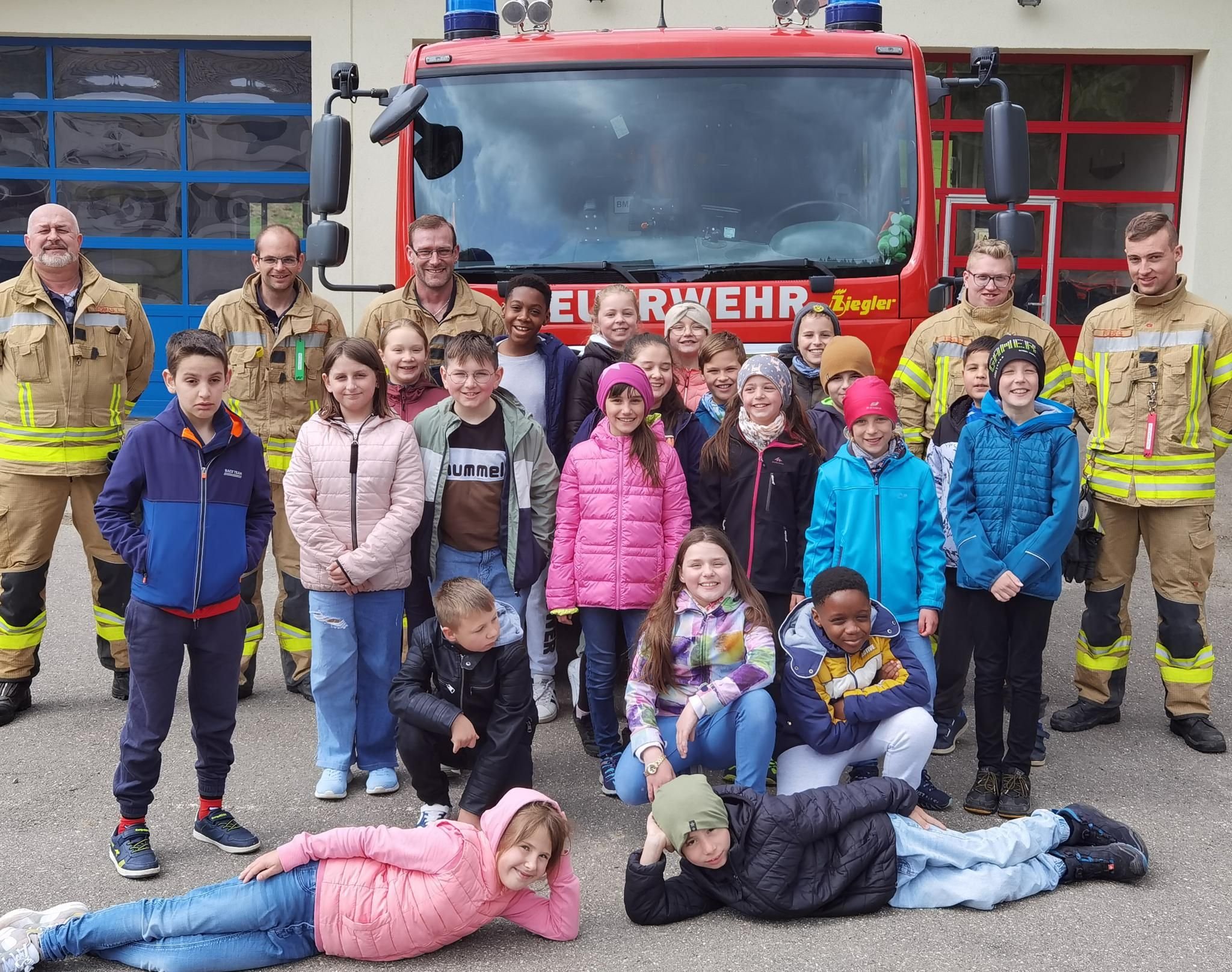 Grundschüler Besuchen Die Feuerwehr