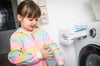 Selbst fleckige Kinderkleidung muss nicht bei sehr hohen Temperaturen gewaschen werden.