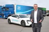 Lokal emissionsfreie Mobilität: ZF-Vorstandsvorsitzender Holger Klein vor dem Konzeptfahrzeug „EVbeat“ und einem elektrisch angetriebenen Trailer.