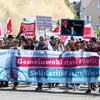 Dafür kämpfen 500 Demonstranten in Friedrichshafen - mit Videos und Bildern