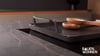 Dekton ist eine hochmoderne Materialinnovation, die durch das Pressen und Sintern von Rohstoffen wie Glas, Quarz und Porzellan hergestellt wird