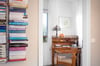 Ein kleines Bücherregal schmückt den Flur im Tiny House.