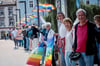 Mit Regenbogenflaggen für den Frieden: Zahlreiche Teilnehmer versammelten sich auch in den vergangenen Jahren zu Mahnwachen.