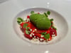 Dessert in Italiens Nationalfarben: Basilikumsorbet auf Tomatengelee und vollreifen Erdbeeren, garniert mit gepopptem Getreide.