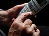 Aufmerksame Bank-Mitarbeiterin rettet Rentner vor Betrug