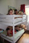 Doppelstockbetten sind besonders für kleine Räume immer noch die beste Option und reichen durchaus auch für vier Kinder.