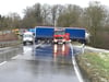 Dieser Unfall im Dezember 2019 geht noch glimpflich aus. Ein Lastwagen steht quer auf der B 32 bei Bad Saulgau. Im August 2023 ereignet sich dort ein tödlicher Verkehrsunfall.