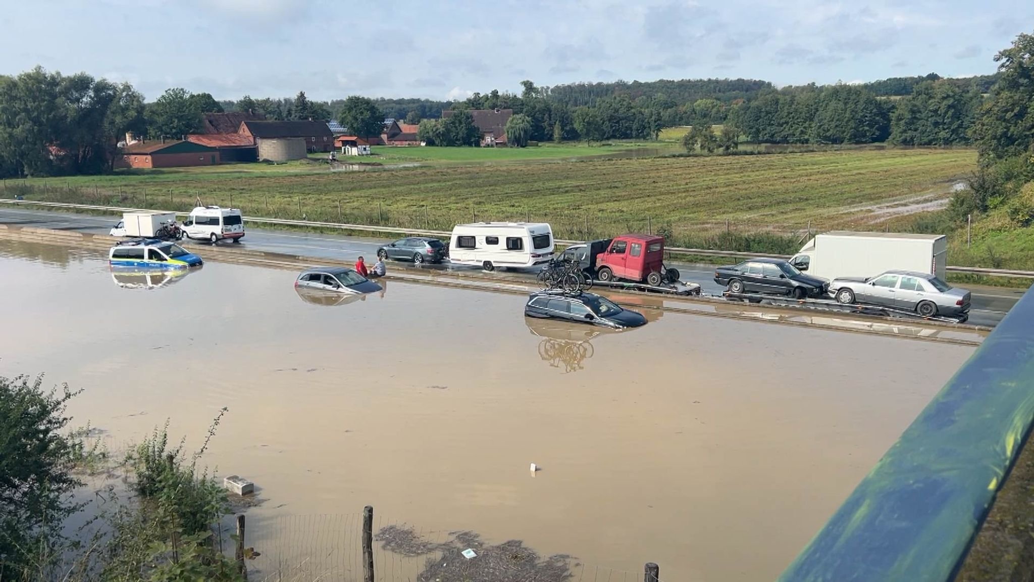 Unwetter Drama Im Süden Europas: Straßen Überflutet, Autos Mitgerissen, Mehrere Tote - k7xp47c
