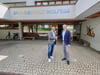 Wolfeggs Bürgermeister Peter Müller (links) begrüßt Daniel Berwanger, den neuen Rektor der Grundschule Wolfegg.