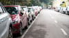 Parkende Autos am Straßenrand sind oft zu sehen, aber es gibt Vorschriften, die es zu beachten gilt.