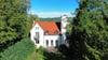 Mit Stufengiebel und Türmchen: Schloss Suggenstein wurde Anfang des 20. Jahrhunderts errichtet.
