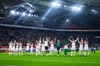 Die Spieler des VfB Stuttgart jubeln nach dem Spiel und bedanken sich bei den Fans für die Unterstützung.