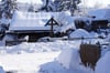 Im Winter liegt in der Dullenbergsiedlung Schnee. Auch Swen Nicola's kleines Haus ist eingeschneit.