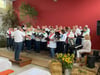 Der Kirchenchor Obersulmetingen und die Chorgemeinschaft Walpertshofen beim gemeinsamen Auftritt