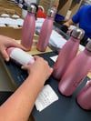 Ein Traum in Glitzerrosa: hier entstehen personalisierte Trinkflaschen für Prinzessinnen.
