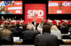Die klare Mehrheit der 320 Delegierten beim SPD-Landesparteitag folgt dem Vorschlag des Parteivorstands zum Umgang mit Geflüchteten.