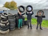 Evelyn Müller (von links), Timo Stegmaier und Nico Boschert freuen sich über die vielen gespendeten Altreifen beim „Tire Recycling Day“.