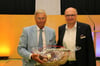 Wolfgang Bosbach (links) freute sich nach seiner Rede über einen Geschenkkorb, der ihm von Franz Schmid, Vorstandsmitglied der Volksbank Altshausen, überreicht wurde.