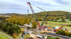 Riesiger Kran hebt neue Eisenbahnbrücke bei Biberach über Fluss