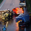 Transporter kracht auf B 30 in Pannenfahrzeug: Verletzte und Verkehrschaos