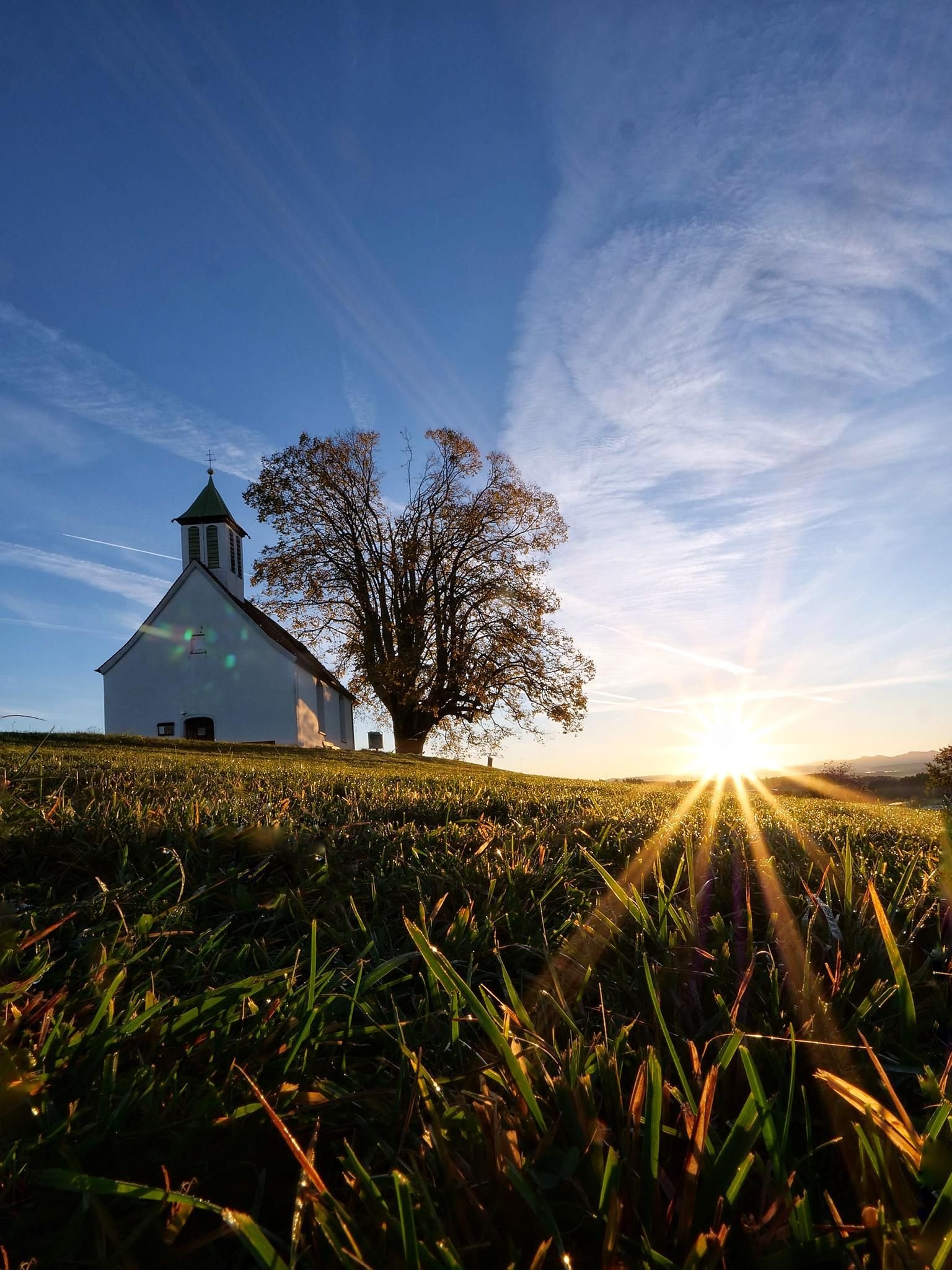 Leserfoto Zeigt Heilig Kreuz Kapelle Bei Sonnenaufgang