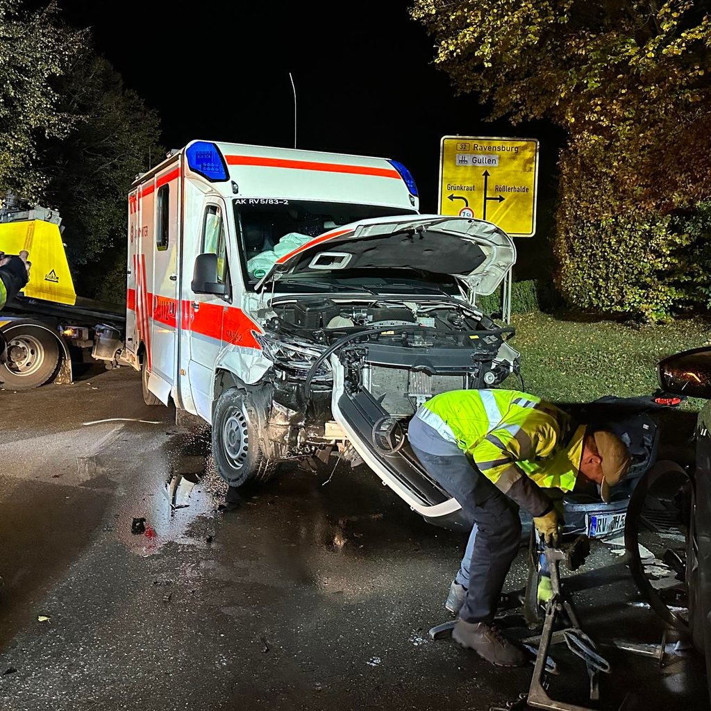 Krankenwagen in Kreuzungsunfall verwickelt