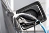 ARCHIV - Ein Elektroauto wird an einer Ladesäule geladen. 