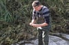 Biologe Michael Pfeiffer sucht im Wielandsbach nach Bachmuscheln. Dort gibt es noch eines von wenigen letzten Vorkommen der bedrohten Art.