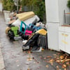 „Liegt seit 14 Tagen hier“: Anwohner machen Gehweg zur Müllkippe