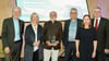 Karl-Ludwig Wetzig (3. v. l.) hat den Wieland-Übersetzerpreis erhalten. Es gratulierten (v. l.) Heinrich Detering, Karen Nölle, Arne Braun, Kerstin Bönsch und Norbert Zeidler.