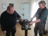 Bauhofleiter Peter Disch (links) und Hans-Peter Kornmaier aus dem Immendinger Bauhof, polieren den Motor für die Präsentation im Museum auf.