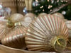 Besondere zarte Pastelltöne dominieren die Christbaumkugeln 2023 genauso wie ausgefallene Formen